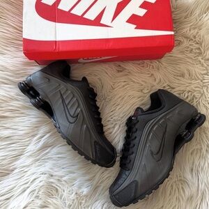 Nike Shox R4 💅🔥 Black Lifestyle Sneakers AR3565-004 Women’s Shoes Size 7.5 NEW